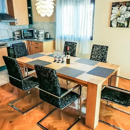 Tuta By Interhome * Polaca